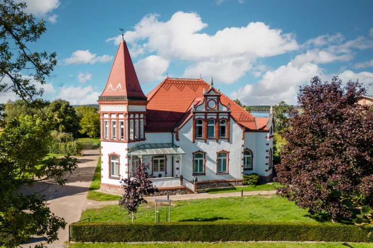 Schloss am Wasser bei tollem Wetter in Neustrelitz