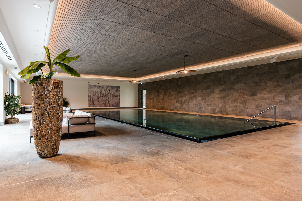Luxuriöser Indoor-Pool und Wellnessbereich im Hotel – fotografiert von Phideo Media