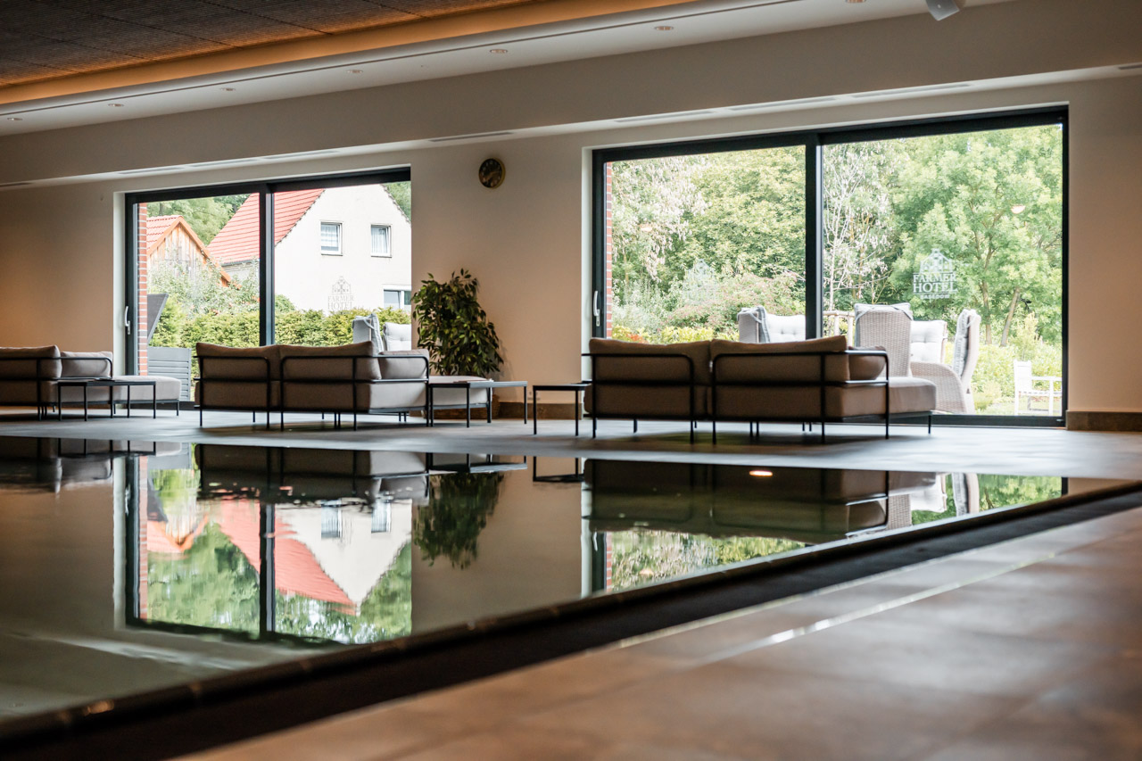 Luxuriöser Indoor-Pool und Wellnessbereich im Hotel – fotografiert von Phideo Media