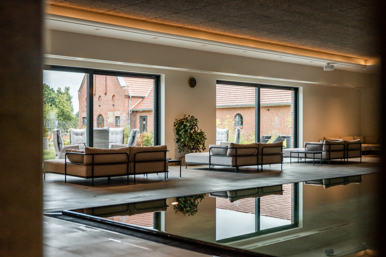 Luxuriöser Indoor-Pool und Wellnessbereich im Hotel – fotografiert von Phideo Media