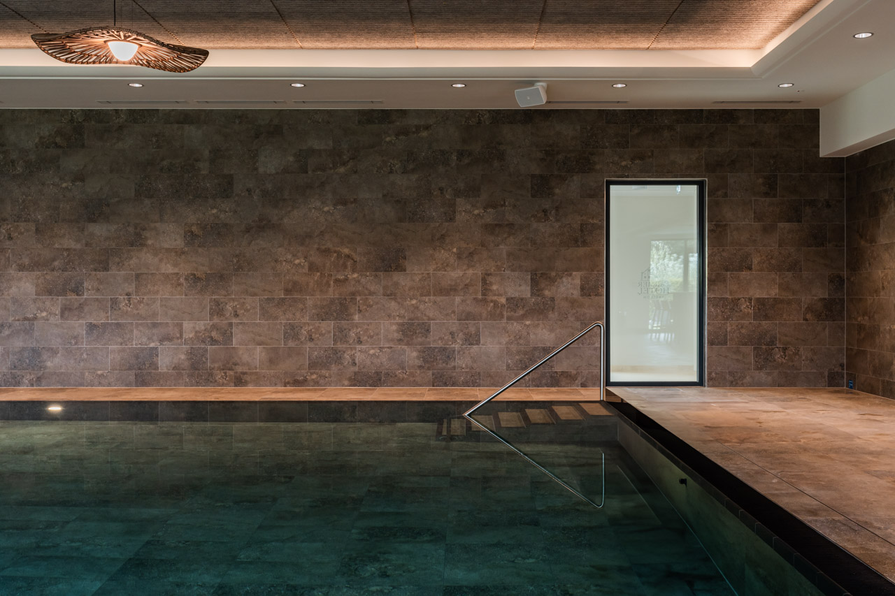 Luxuriöser Indoor-Pool und Wellnessbereich im Hotel – fotografiert von Phideo Media