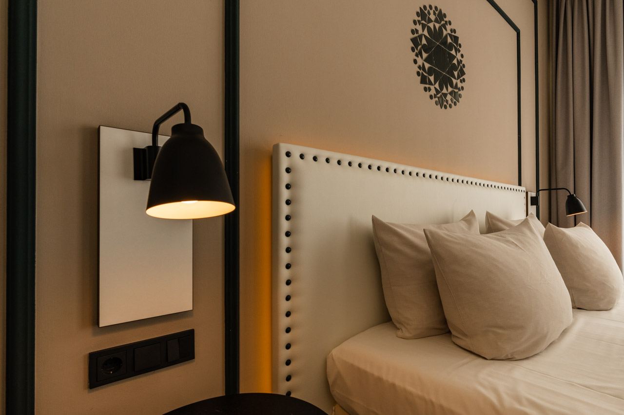 Modernes Superior Doppelbett in einem Hotelzimmer – professionell fotografiert