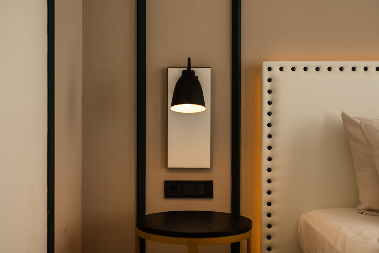 Modernes Superior Doppelbett in einem Hotelzimmer – professionell fotografiert - Detailaufnahme Lampe