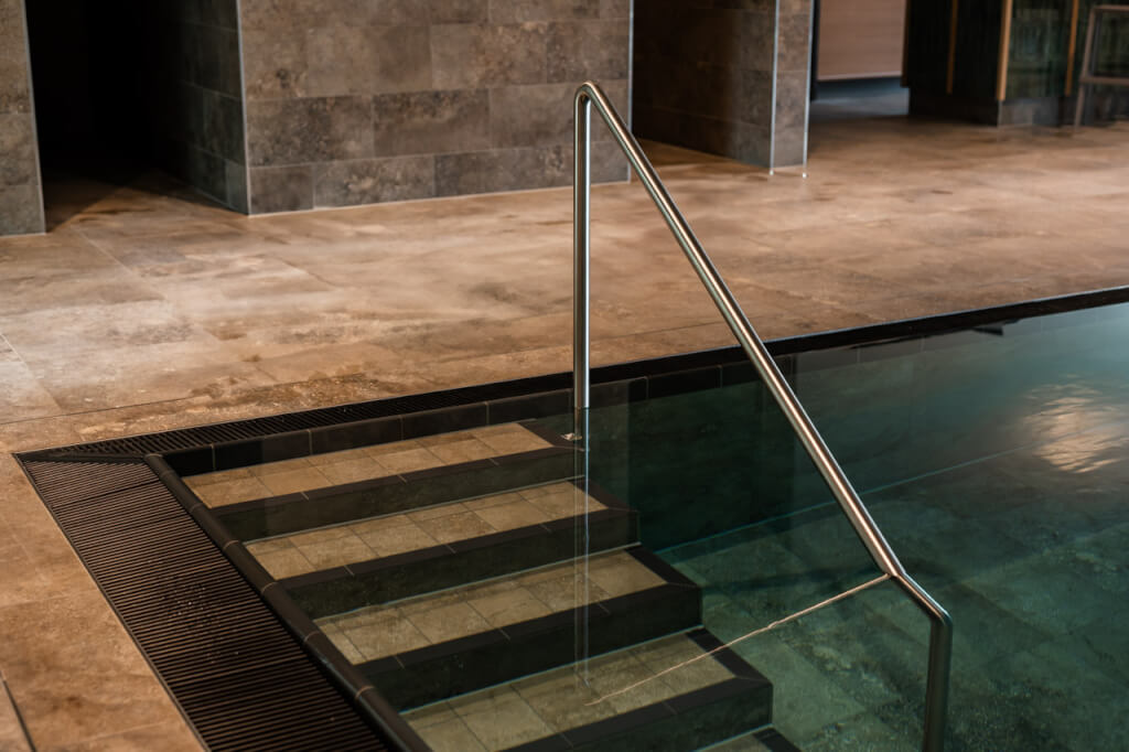 Luxuriöser Indoor-Pool und Wellnessbereich im Hotel – fotografiert von Phideo Media