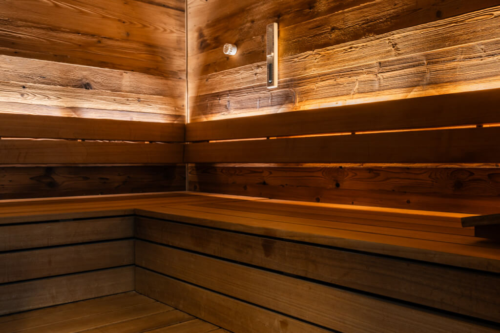 Moderne Holzsauna im Wellness- und Spa-Bereich eines Hotels – Hotelfotografie