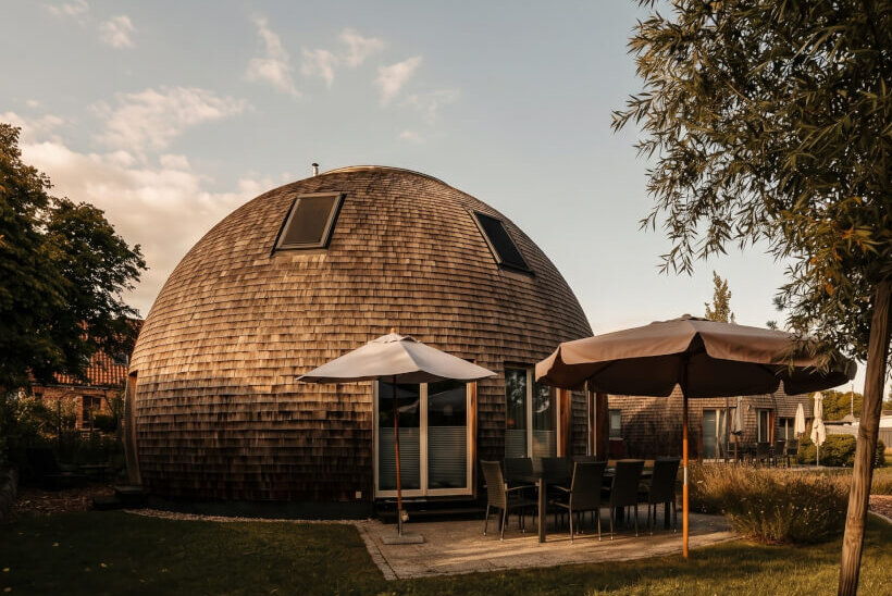 Sonnenunterngangsbild von einem Kugelhaus in Wustrow