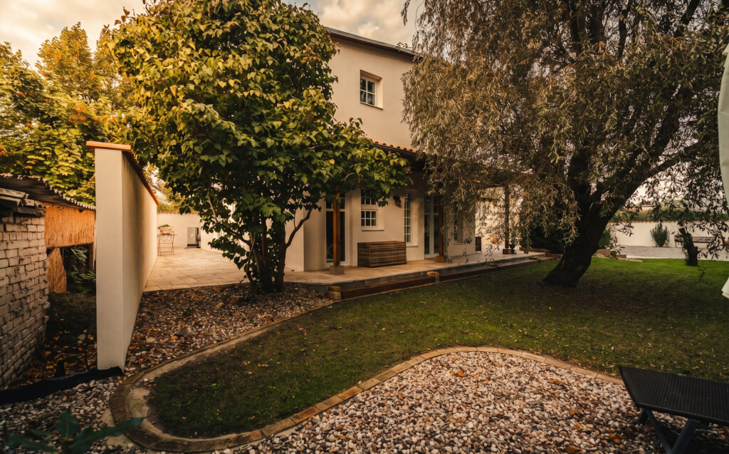 Die Außenansicht von einem Haus bei Sonnenuntergang